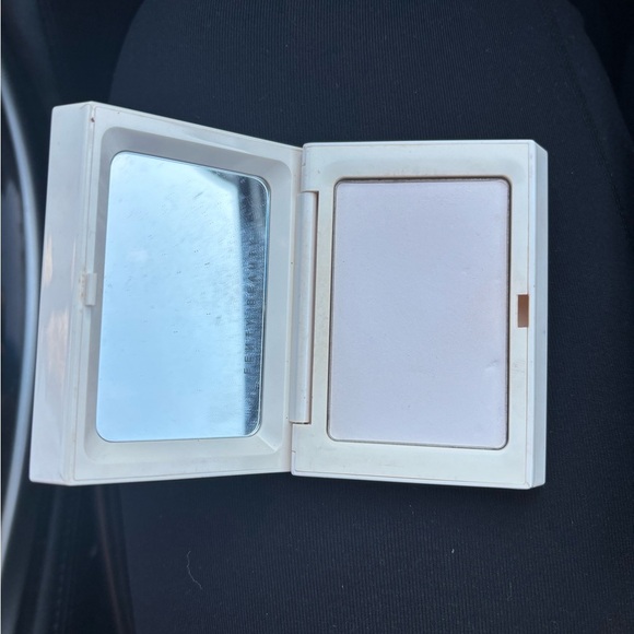 Fenty Beauty Compact - Picture 2 of 3